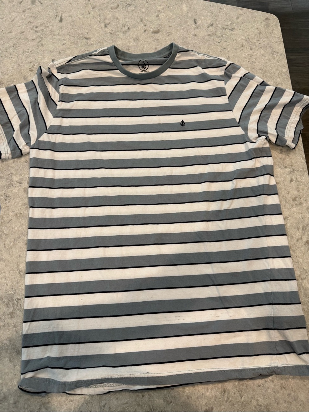 Volcom Men’s XXL Gray White Striped T-Shirt Skate Surf Y2K Style